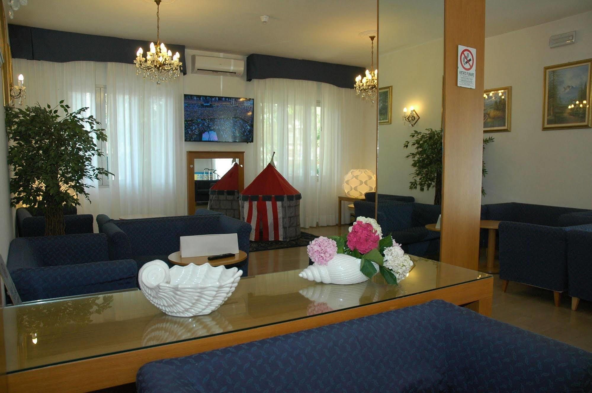 Hotel Gloria Lignano Sabbiadoro Ngoại thất bức ảnh